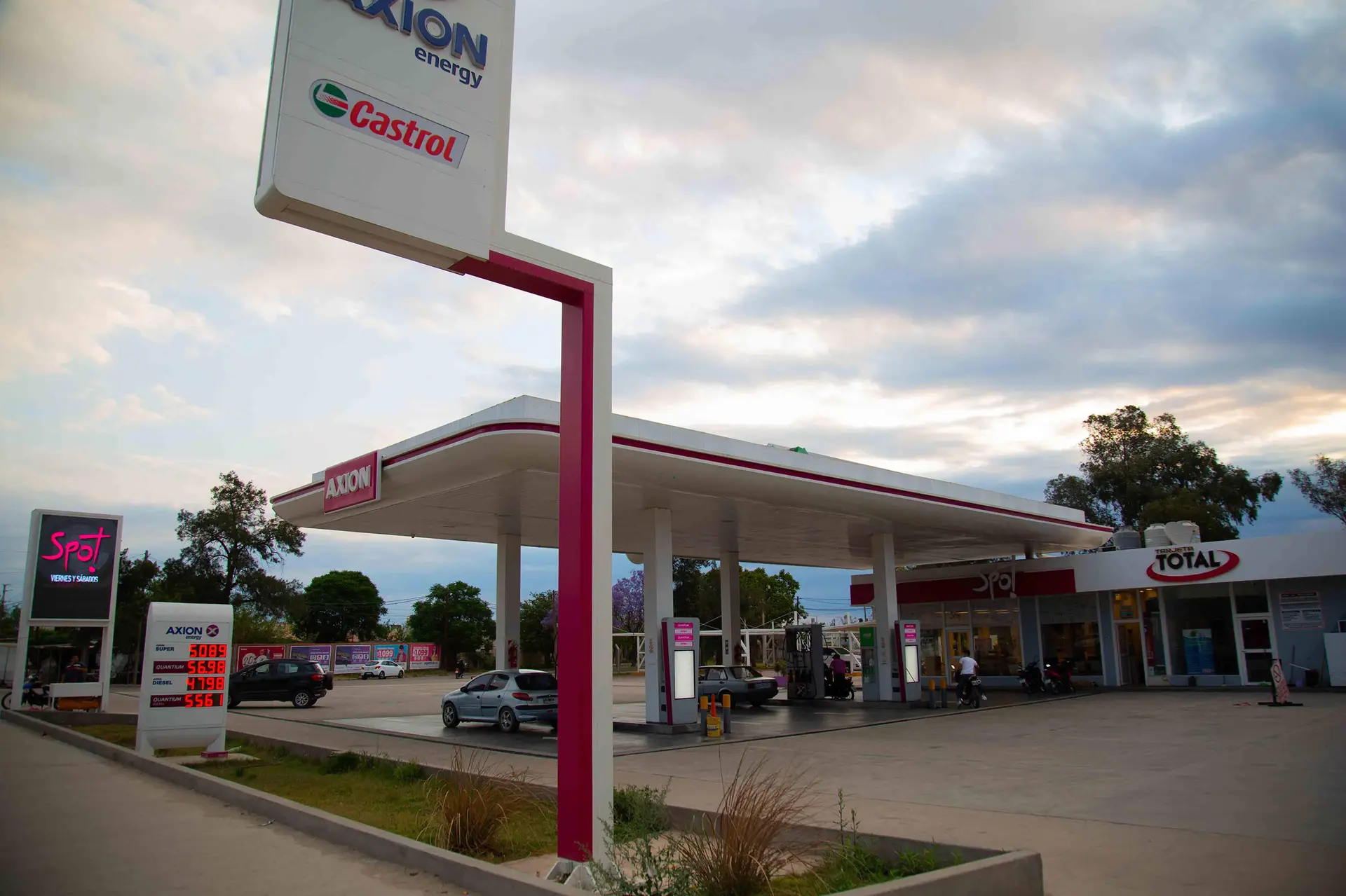 Estación Axion energy al atardecer
