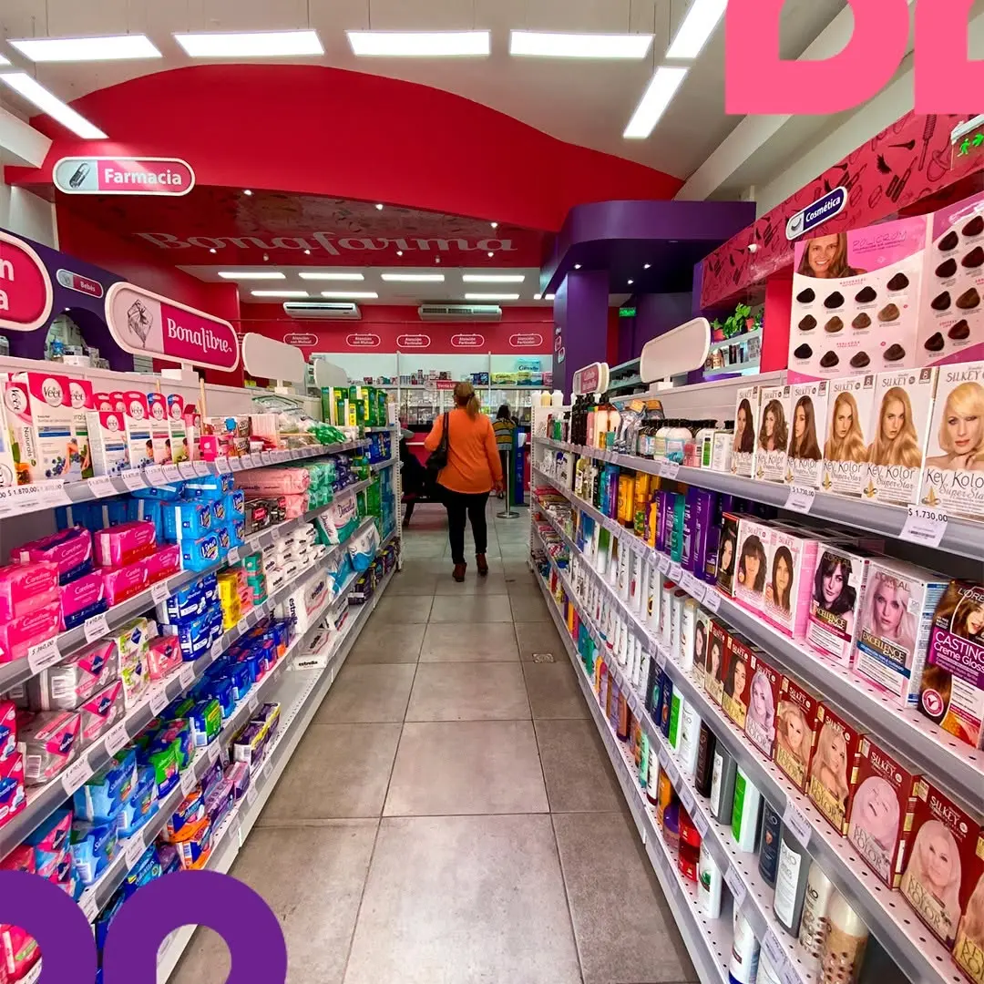 Pasillo central de la farmacia con sus góndolas