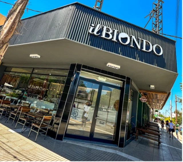 Fachada en esquina de il Biondo Gelatería