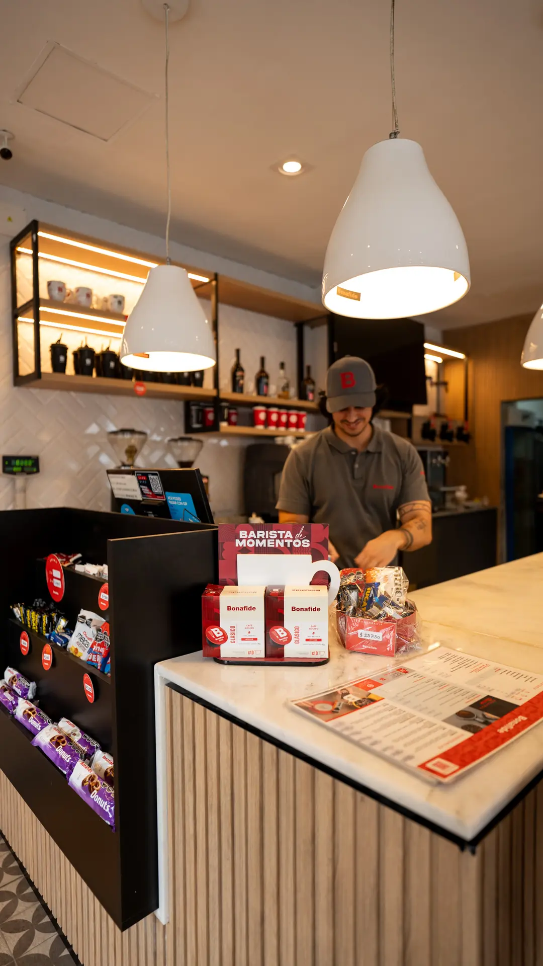 Barista atendiendo el mostrador de Bonafide