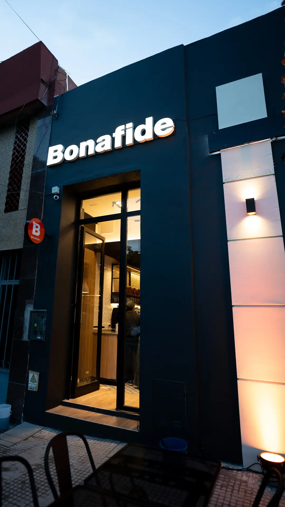 Fachada nocturna de Bonafide