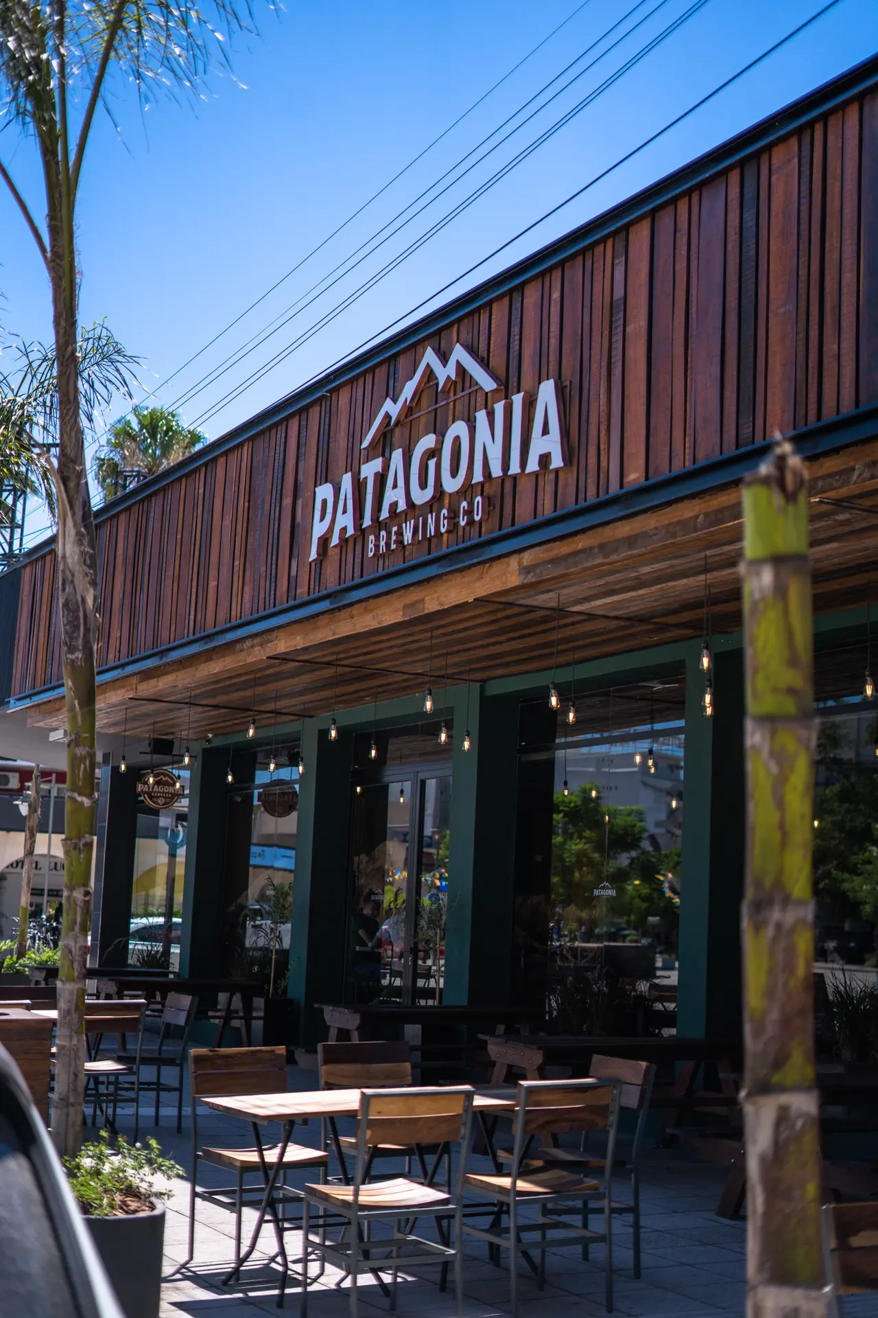 Fachada de madera de Patagonia Brewing Co.