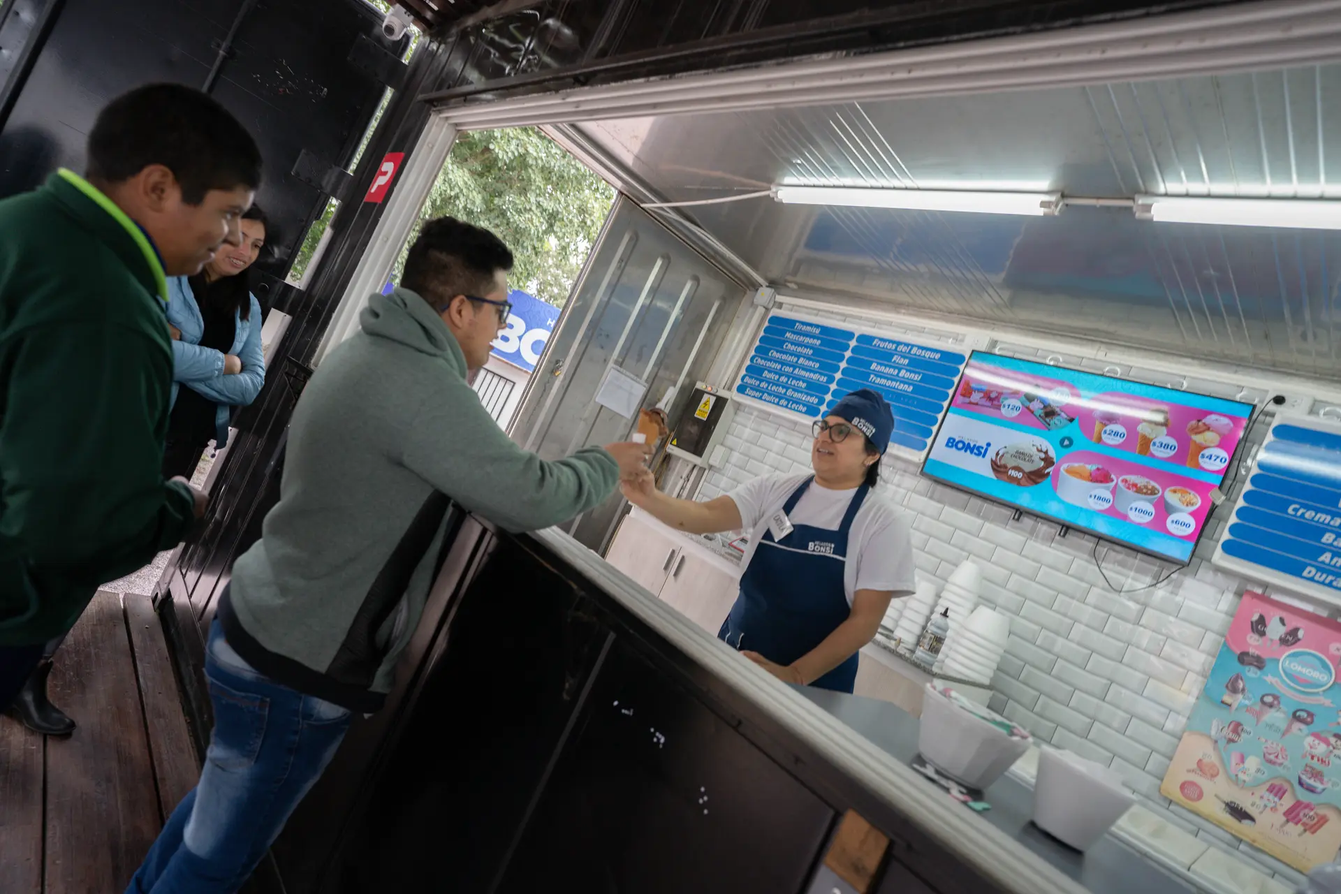 Mostrador de Helados Bonsi con su equipo atendiendo