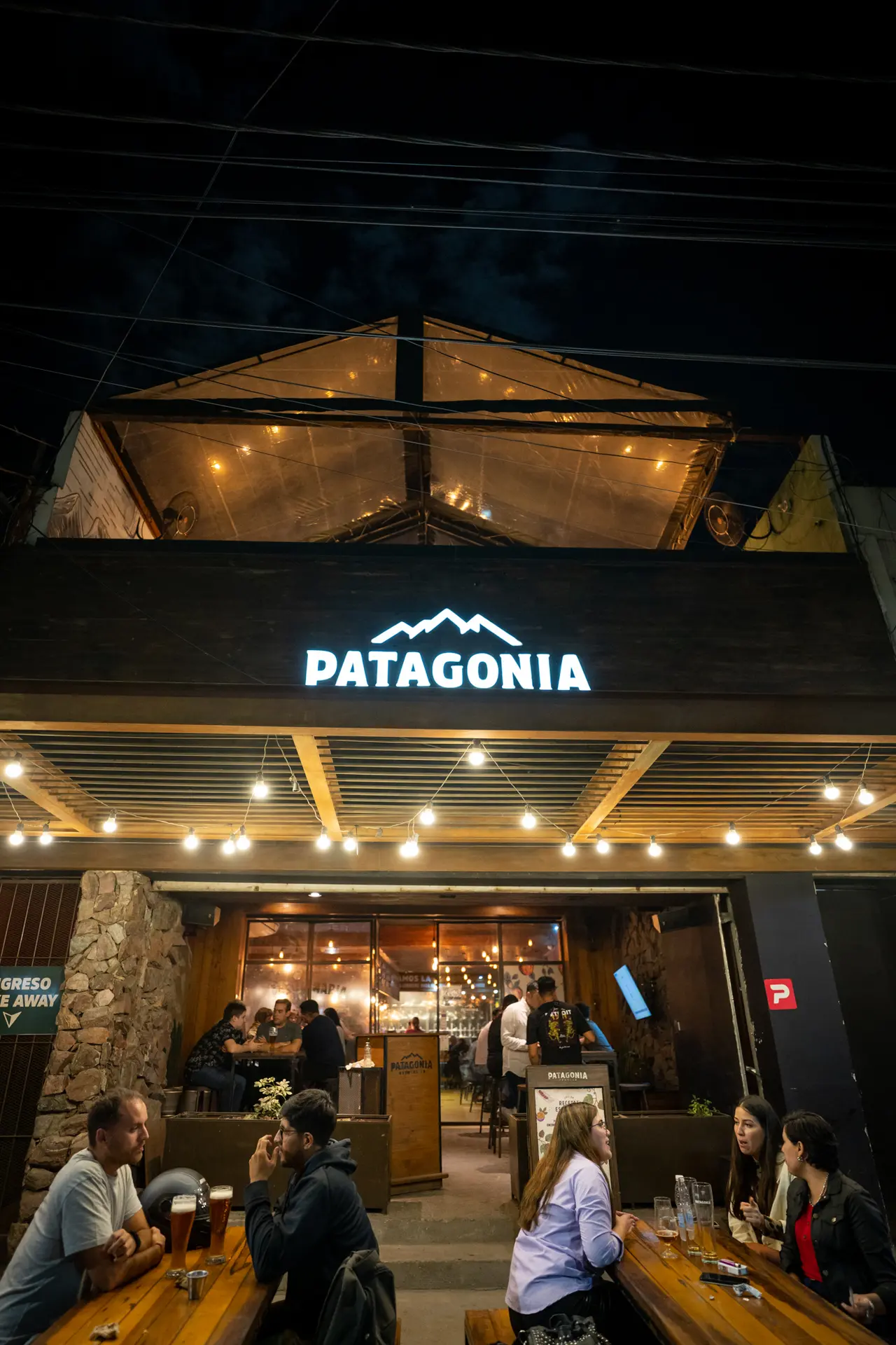 Salón de la cervecería Patagonia con clientes