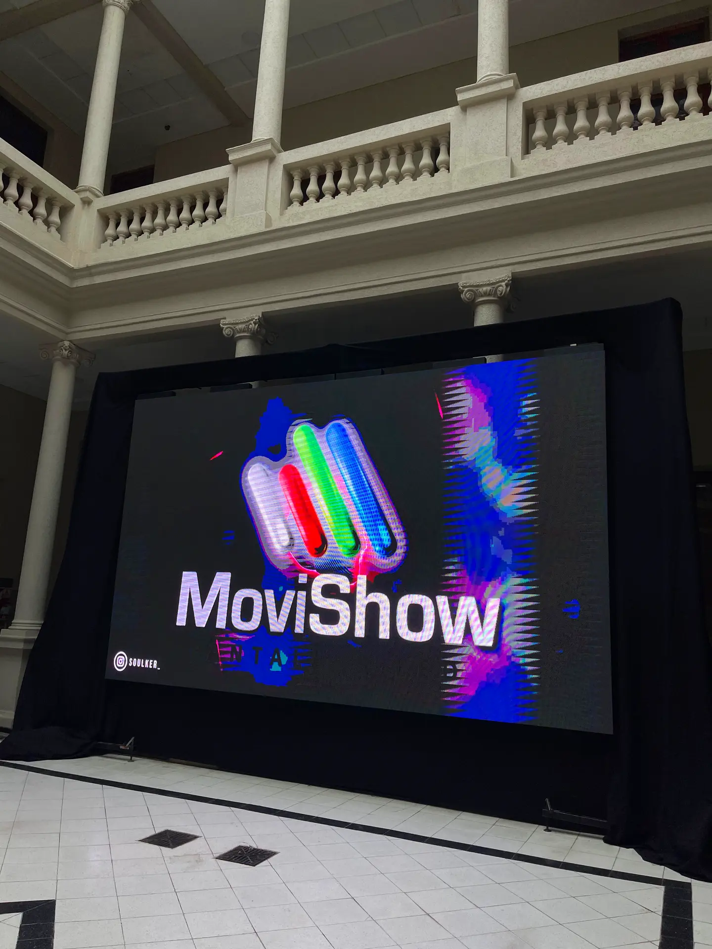 Pantalla LED gigante de MoviShow en un salón