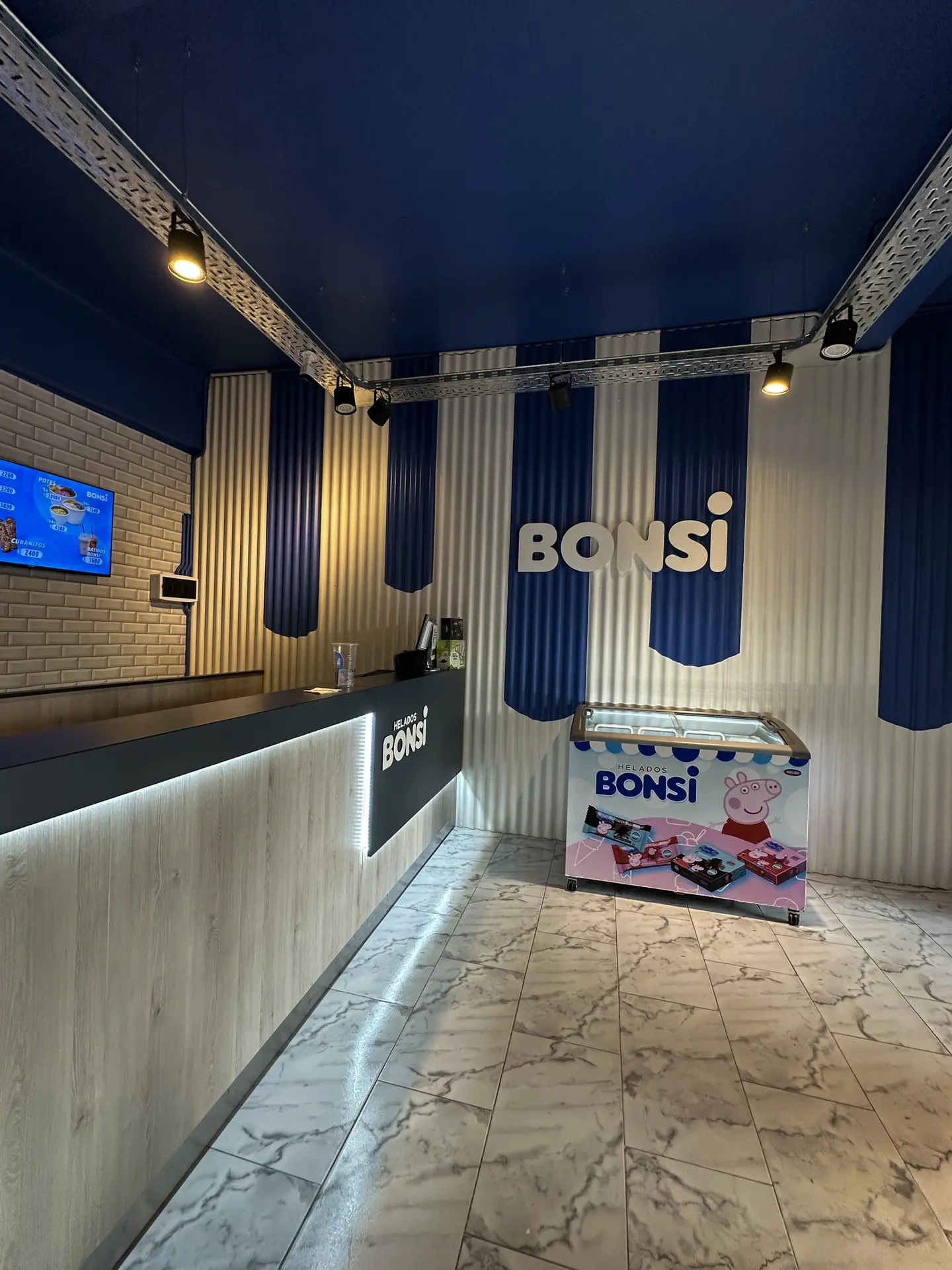 Interior de la heladería Bonsi