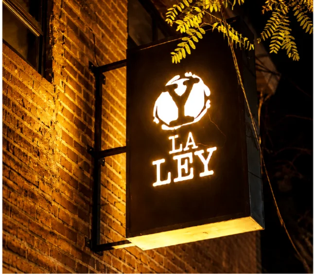 Cartel iluminado de La Ley en la fachada