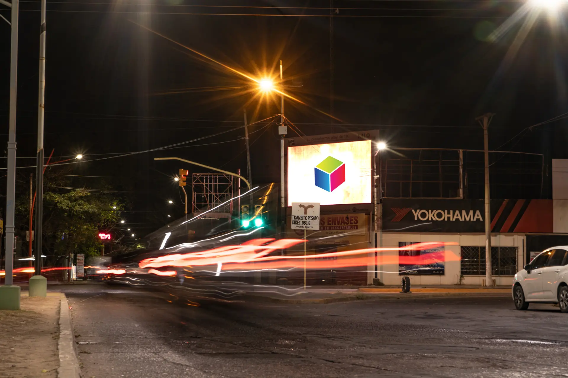 Pantalla LED de Noa Print en una esquina céntrica de noche