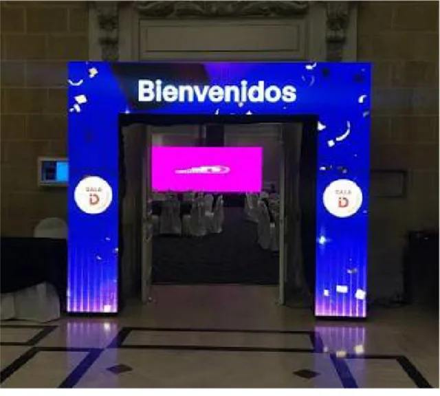 Arco de pantallas LED en el ingreso a un evento