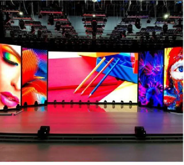 Paneles LED montados en un escenario