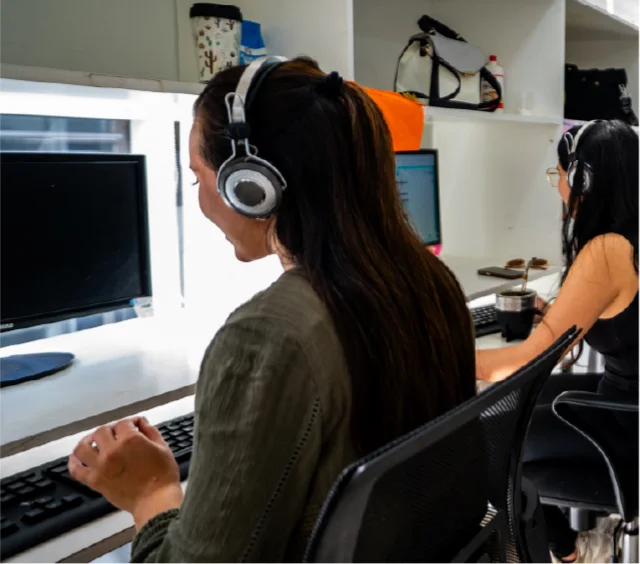 Operadora de Multidata atendiendo con auriculares