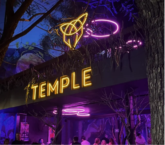 Frente nocturno de Temple con su cartel de neón