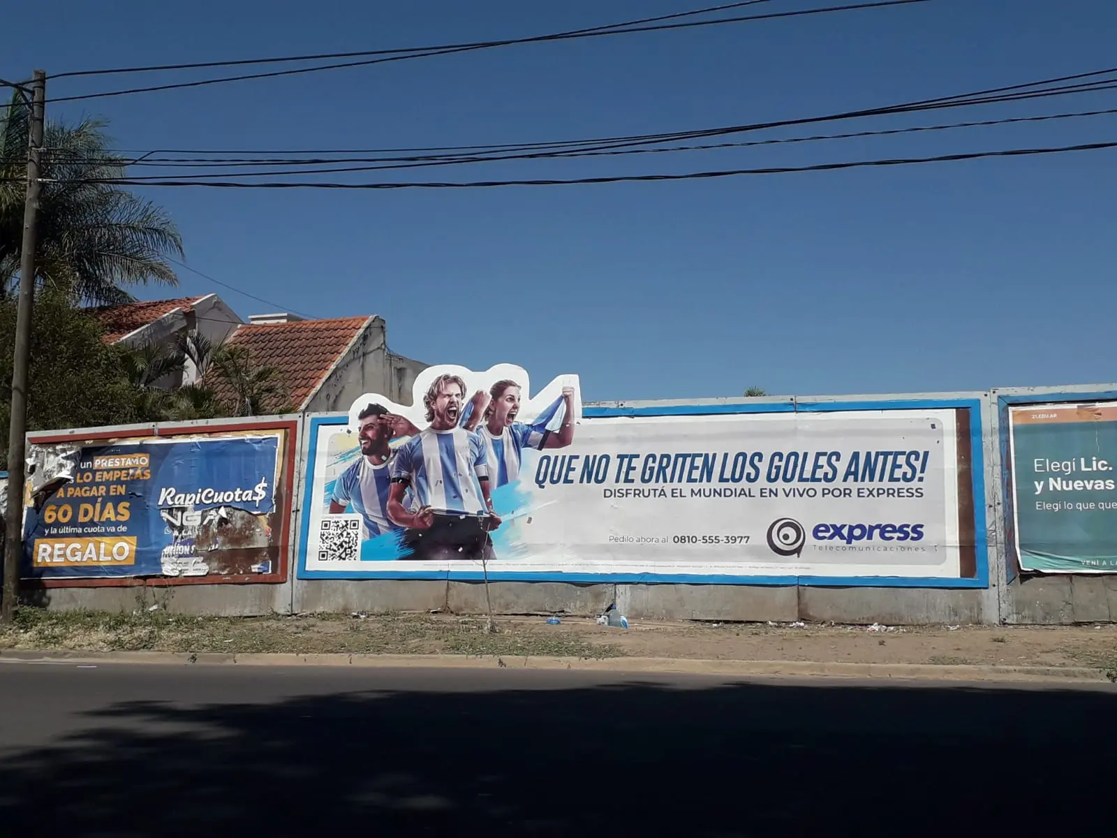 Cartel de vía pública de BONA sobre la calle